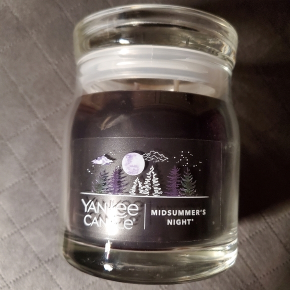 Yankee Candle Midsummers Night 13 oz Candle with Lid - Picture 4 of 6